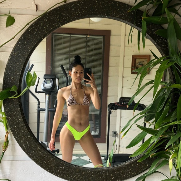 PrettyLittleThing Neon Yellow Deep Side V Bikini Bottom - Picture 2 of 3